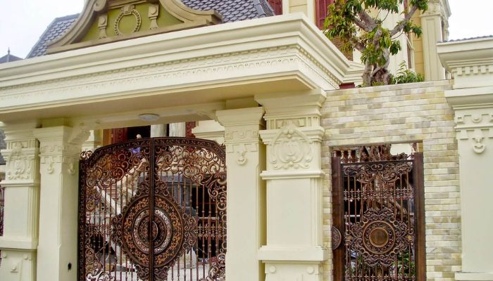 Tránh xây cổng biệt thự đối diện với cửa chính