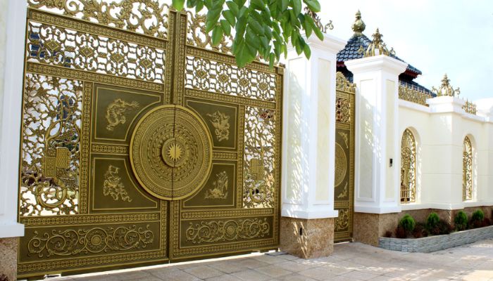 Tránh xây cổng biệt thự đối diện với các vật sắc nhọn