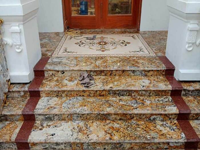 Xu hướng mẫu bậc tam cấp biệt thự 2026 lựa chọn nhiều 4 Mẫu bậc tam cấp biệt thự sử dụng đá marble vân mây ánh vàng đẹp mắt