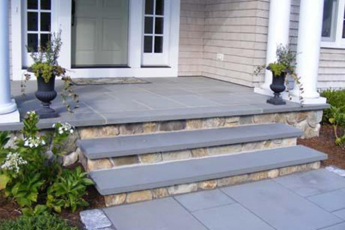 Xu hướng mẫu bậc tam cấp biệt thự 2026 lựa chọn nhiều 9 Mẫu bậc tam cấp kết hợp với tiểu cảnh cây xanh giúp gia chủ gần gũi với thiên nhiên.