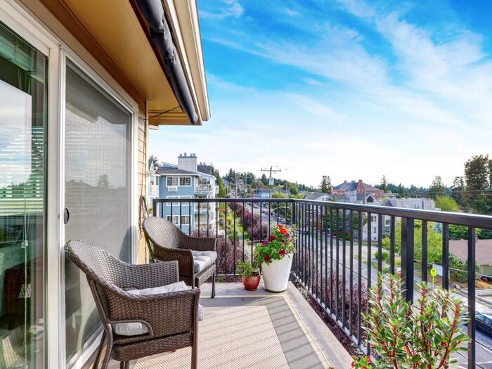 Lan can ban công theo phong cách cổ điển ấn tượng với họa tiết uốn lượn sang trọng