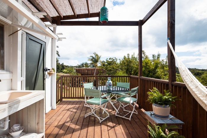 Mẫu ban công biệt thự đẹp phong cách Á Đông thêm thư giãn với hệ thống cây xanh