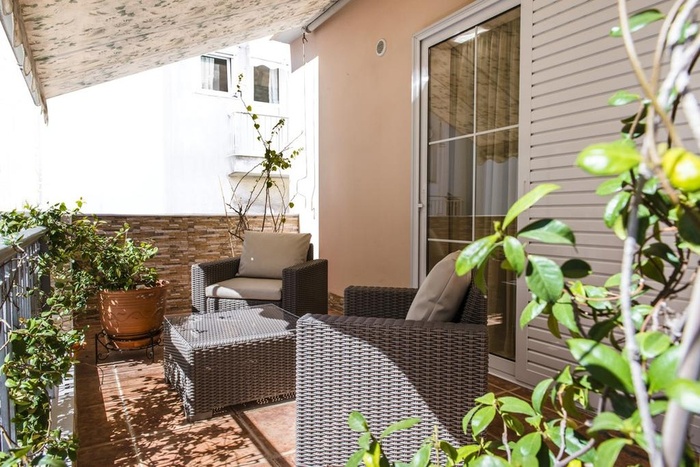 Góc quầy bar ban công thêm lung linh với đèn dây led