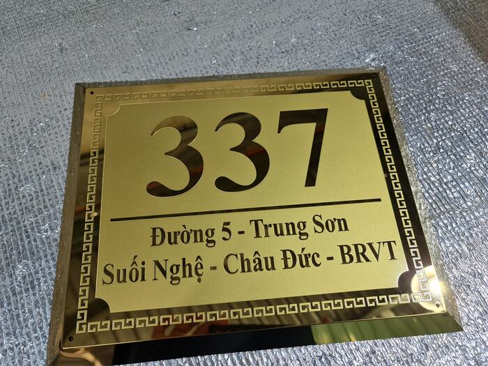 Biển số nhà biệt thự được sử dụng chất liệu inox nổi bật 