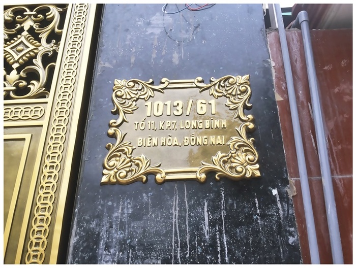 Biển số nhà từ chất liệu nhôm đúc có độ bền vững cao và bám dính tốt 