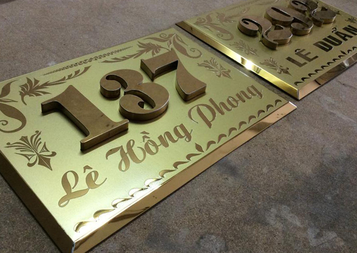 Chữ và số dập nổi trên biển số nhà tạo nên sự đẹp mắt và ấn tượng 