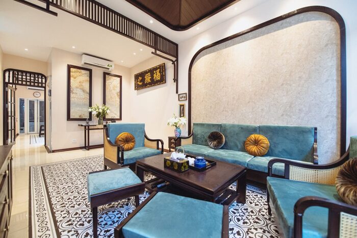 Nội thất của biệt thự mang phong cách này sử dụng tone màu trang nhã, hài hòa