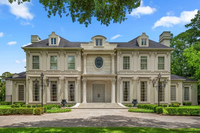 Mẫu biệt thự bán cổ điển 2 tầng sử dụng tông màu trung tính kết hợp với ánh sáng tự nhiên 