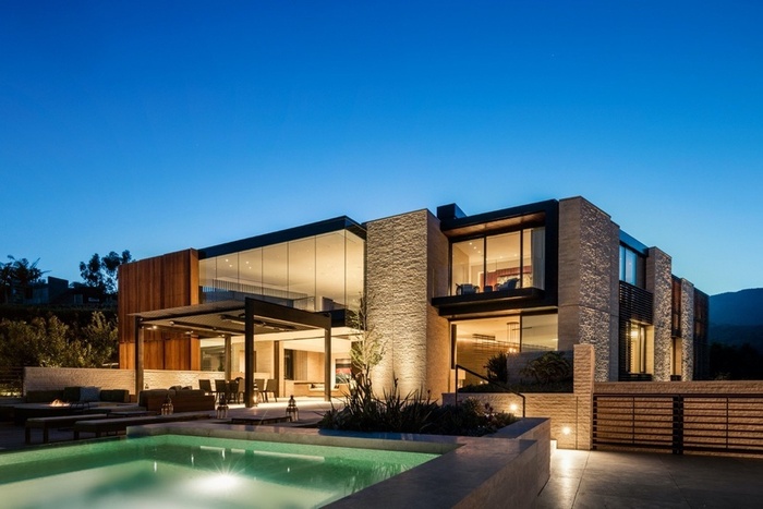 Ngắm nhìn mẫu biệt thự nghỉ dưỡng đẹp, sang trọng 2026 6 Kiến trúc được sử dụng chất liệu gỗ, đá mộc mạc cùng chất liệu kính, thép hiện đại