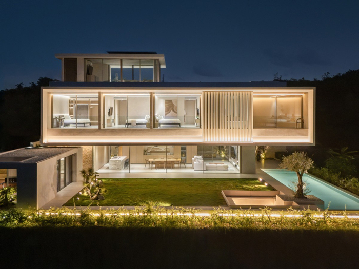 Mẫu biệt thự tối giản với thiết kế khối hộp vuông vức, mặt tiền kính lớn và hệ thống đèn LED tạo nên không gian sống hiện đại 