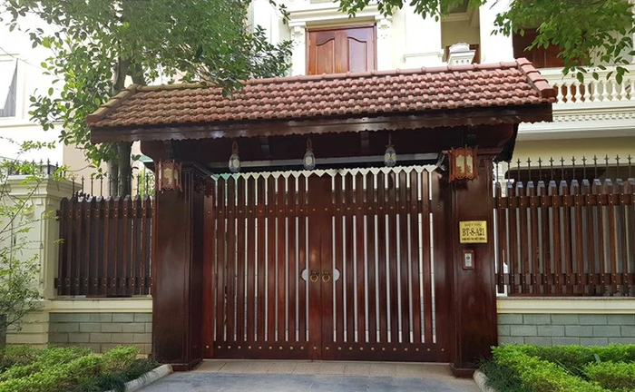 Khám phá mẫu cổng biệt thự đẹp hiện đại và cuốn hút 2026 9 Cổng biệt thự đẹp bằng gỗ có độ bền cao