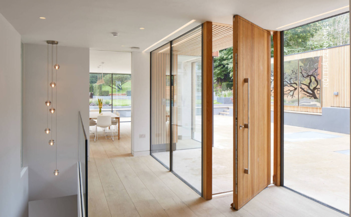 Mẫu cửa gỗ biệt thự trục xoay giúp không gian thêm ấn tượng hơn