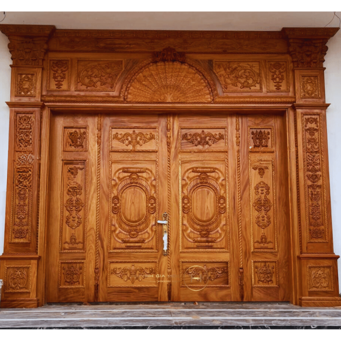 Mẫu cửa gỗ biệt thự với nhiều họa tiết chạm khắc hoa văn tinh xảo