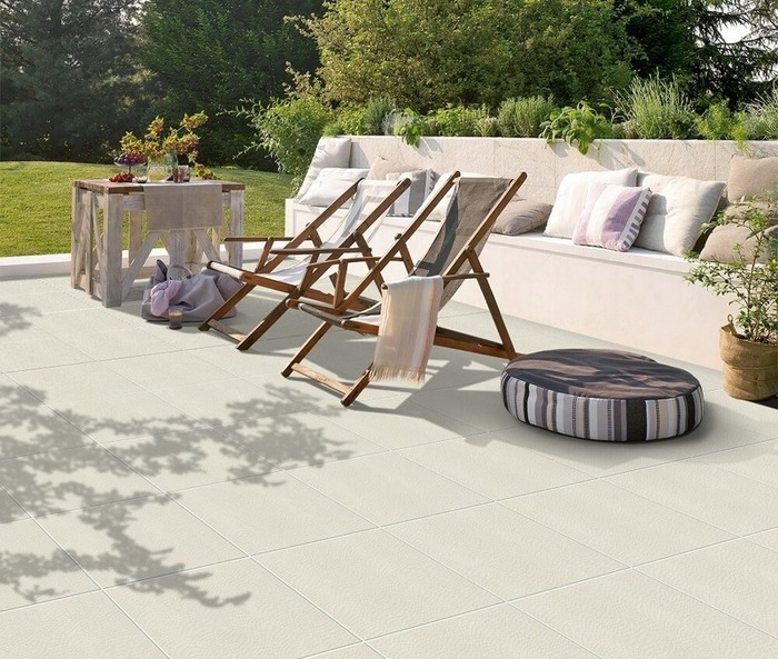 Gạch với hoa văn thiết kế tỉ mỉ, tông be nhẹ nhàng ứng dụng lát sân vườn sang trọng