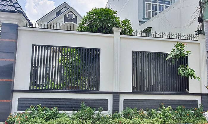 Mẫu tường bao bằng thép được thiết kế chắc chắn nhưng vẫn đảm bảo tính thẩm mỹ