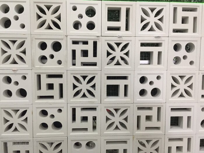 Gạch thông gió được thiết kế với các lỗ thoáng, hoa văn 