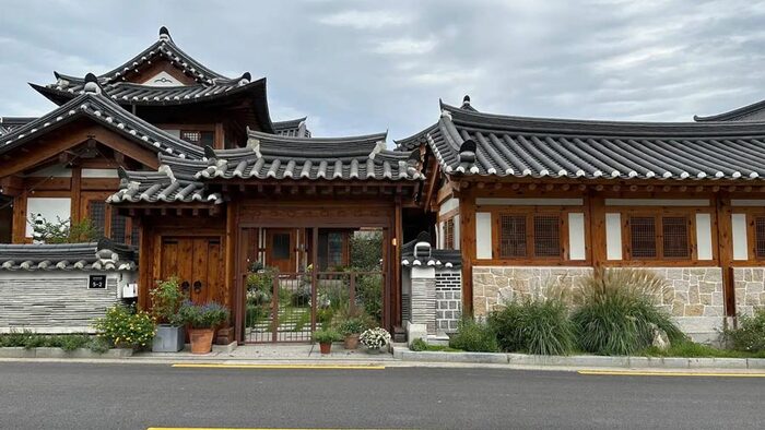 Biệt thự Hàn Quốc truyền thống với mái ngói đặc trưng