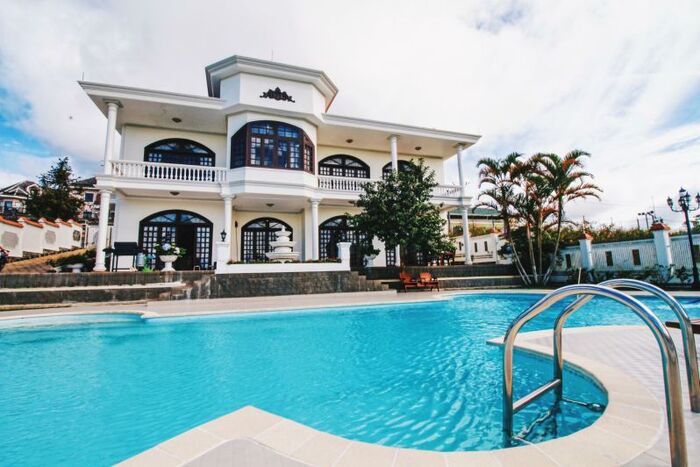 Mẫu biệt thự hoàng gia thiết kế sang trọng kết hợp với hồ bơi 