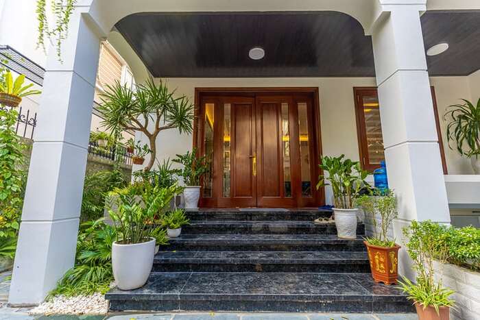 Cửa gỗ kết hợp với kính hiện đại và sang trọng 