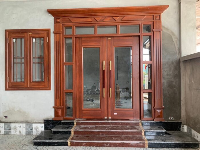 Cửa gỗ 4 cánh lệch được kết hợp với kính tạo nên không gian sang trọng 