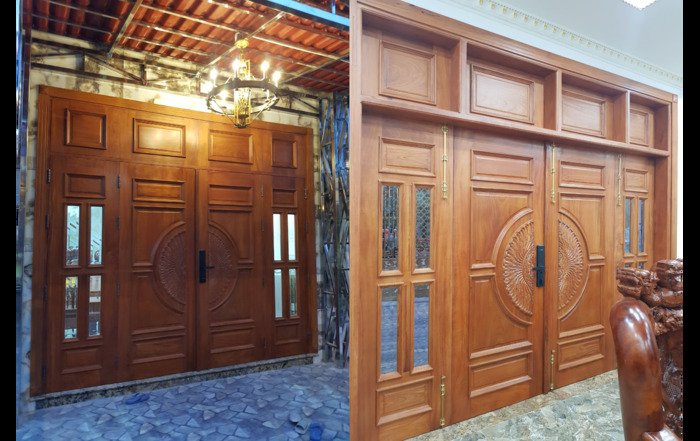 Mẫu cửa gỗ 4 cánh nhà biệt thự được kết hợp với kính