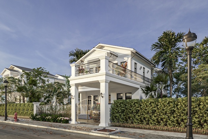 Nhà được bao bọc bởi những hàng rào xanh cùng cây xanh cho bóng mát